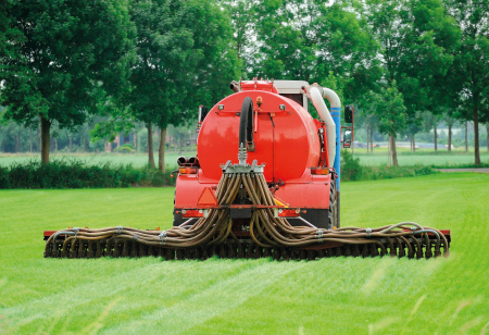 Injection of manure in a pasture
